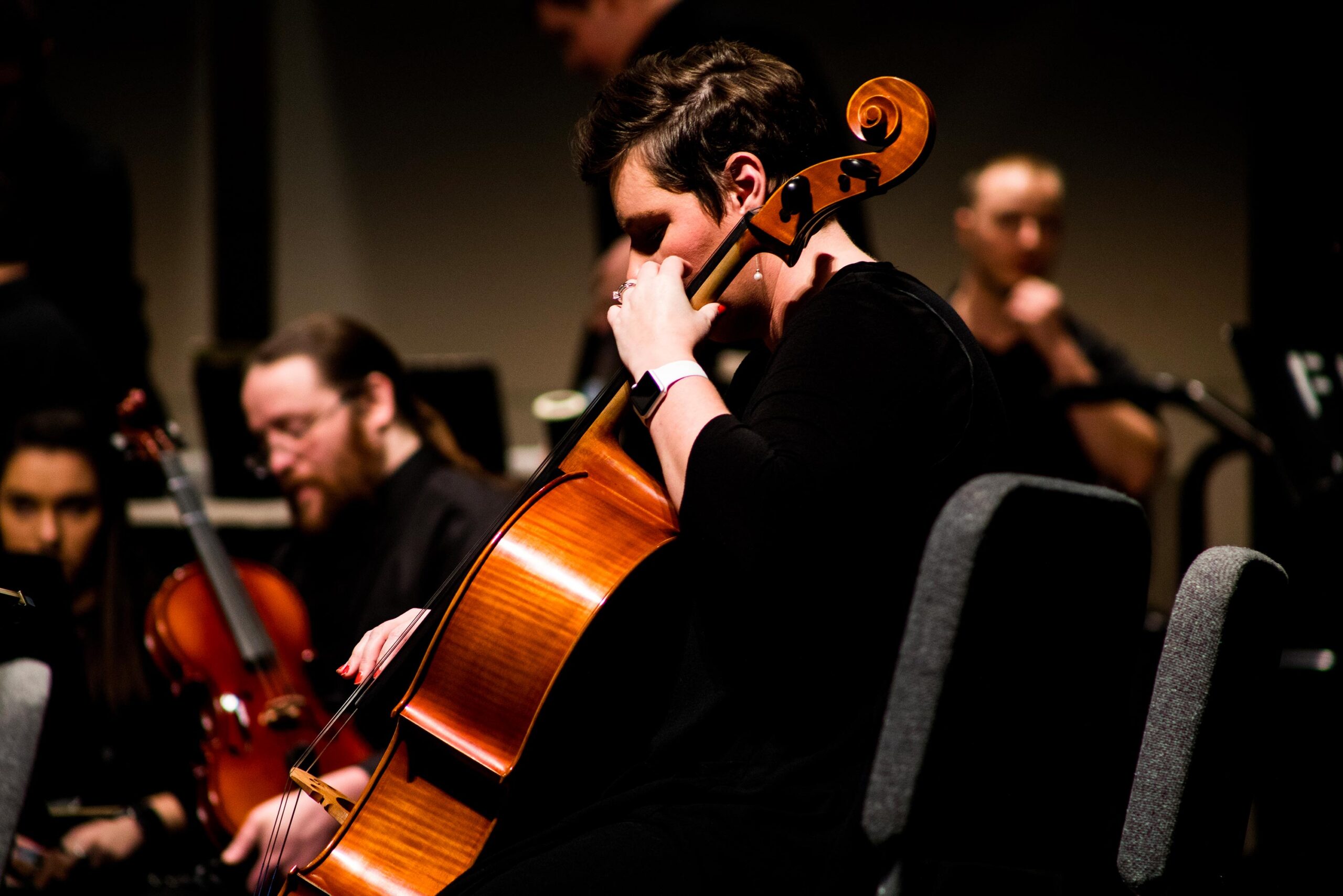 Violoncelliste concentrée lors d'une répétition orchestrale