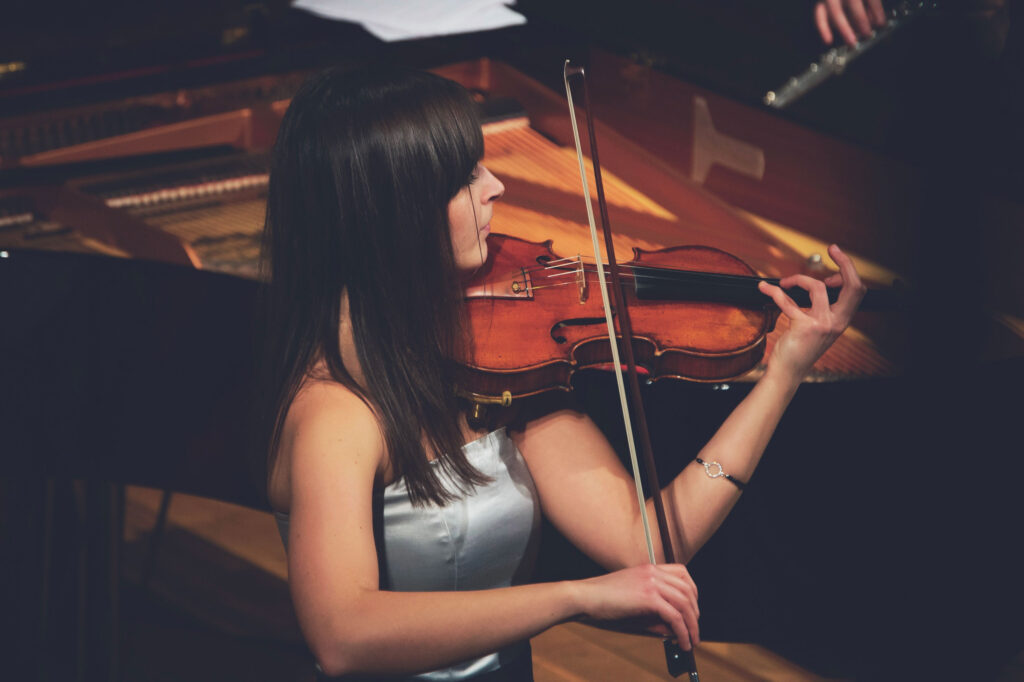 Violoniste jouant devant un piano à queue lors d'un concert