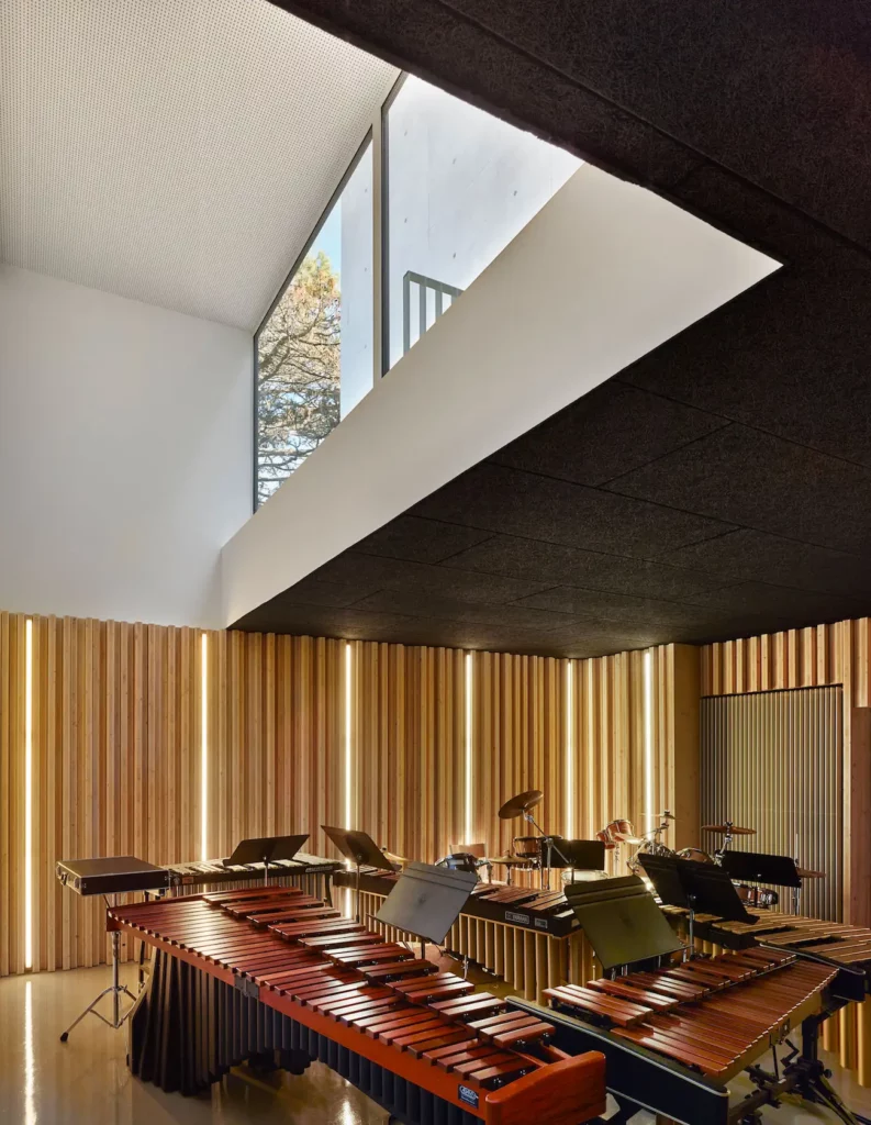 Salle de percussion du Conservatoire, avec marimbas et murs en lamelles de bois